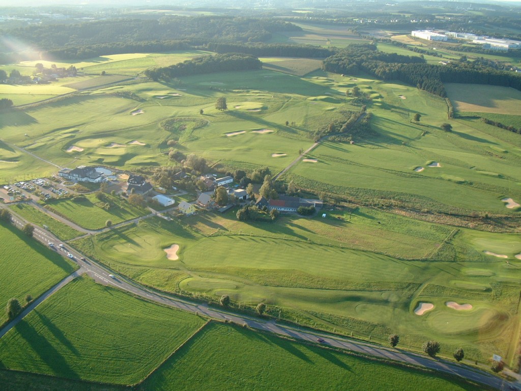 Ein Golfplatz von oben. 